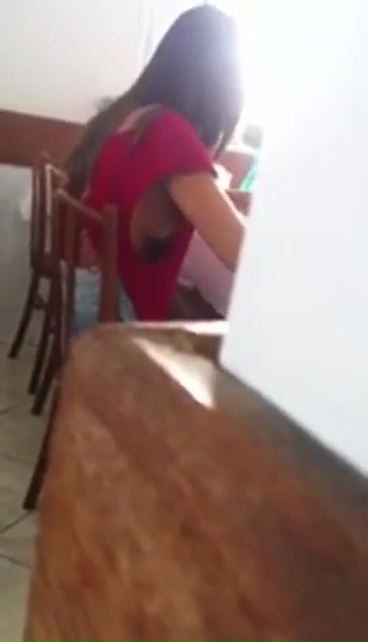 Novinha Sem Sutiã Pagando Peitinho No Restaurante