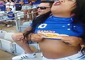 Cruzeirense Gostosa é Flagrada Exibindo Os Peitinhos Na Comemoração De Um Gol