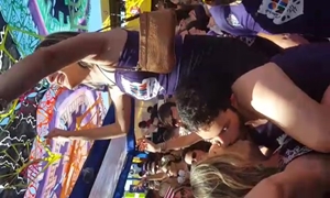 Folião Beija Outra Mulher No Carnaval Enquanto Carrega Namorada e Viraliza Na Internet