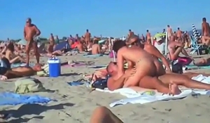 Casais Fodendo Na Praia De Nudismo Onde o Sexo é Liberado