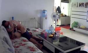 Marido instala câmera na sala e registra traição da esposa infiel