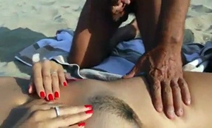 Mulher casada traindo o marido na praia