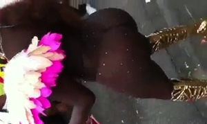 Foliã gostosa é flagrada durante desfile de carnaval Paulista