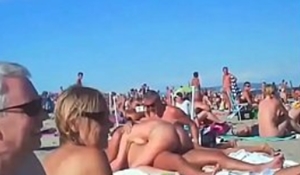 Flagras de sexo na praia entre casais liberais que curtem nudismo