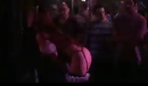 Flagras de sexo amadores Stripper gostosa tirando a roupa na boate