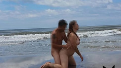 Flagra casada dando cu na praia de nudismo com amante