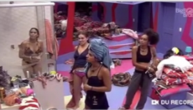 Paula Sperling trocando de roupa no Big Brother Brasil 19