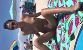 Mulher pelada desinibida se bolinando gostosa na praia