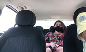 Safada sem calcinha no Uber provocando o motorista