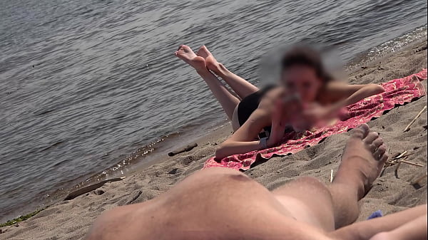 Safada flagra homem nu na praia e filma tudo molhadinha
