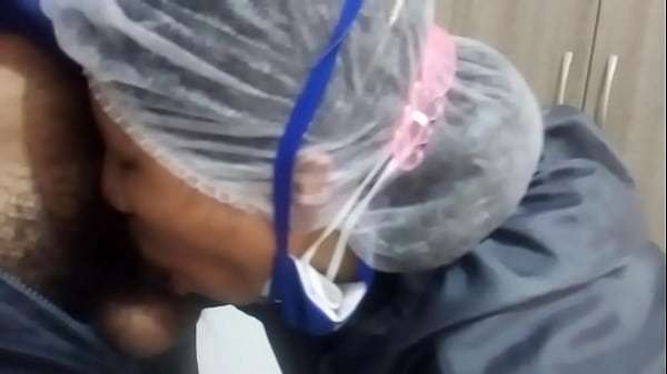 Enfermeira pagando boquete entre um parto e outro