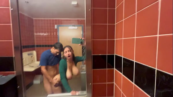 Sexo no banheiro público com peituda pelada gostosa