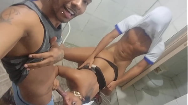 Flagra alunos fazendo sexo dentro do banheiro da escola estadual